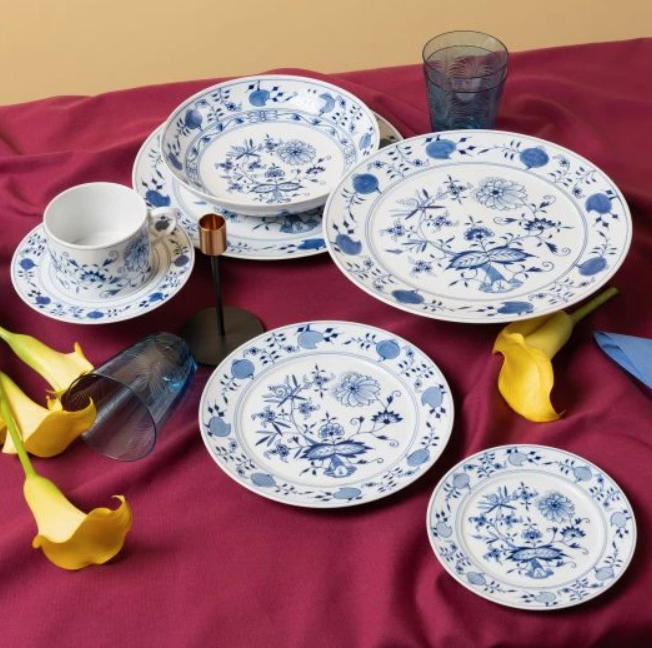 Meissen Dinner Plate, Shape "No 41", Blue Onion (Germany)