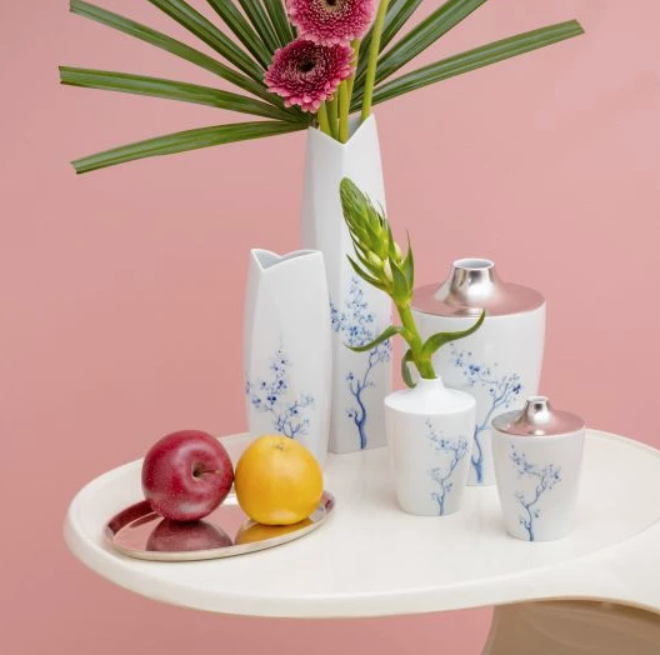 Meissen Vase, Shape "MEISSEN Cosmopolitan", "Blue Orchid", cobalt blue, H 11 cm