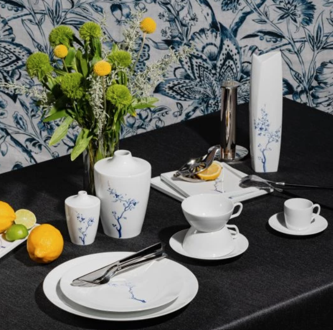 Meissen Dinner Plate, large, Shape "MEISSEN Cosmopolitan", "Blue Orchid", cobalt blue, 30 cm