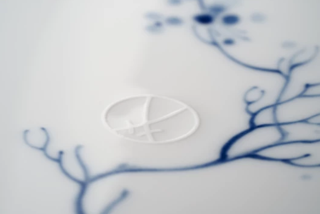 Meissen Dinner Plate, large, Shape "MEISSEN Cosmopolitan", "Blue Orchid", cobalt blue, 30 cm