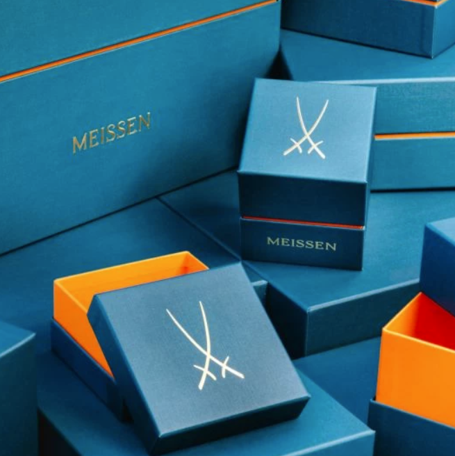 Meissen Dinner Plate, Shape "MEISSEN Cosmopolitan", "Blue Orchid", cobalt blue, 24 cm